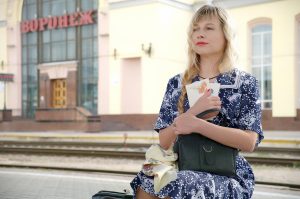 Chica sola en la calle